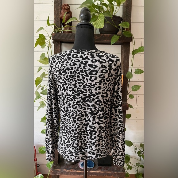 Emily Daniel’s: Gray and Black Leopard Print Lightweight Sweater - Picture 4 of 17